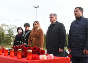 Мэр Челнов возложил цветы к мемориалу в память о погибших в пермском университете