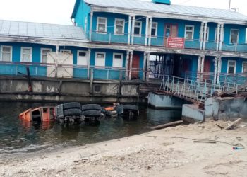 В Татарстане на паромной переправе КАМАЗ врезался в Audi, обе машины упали в воду