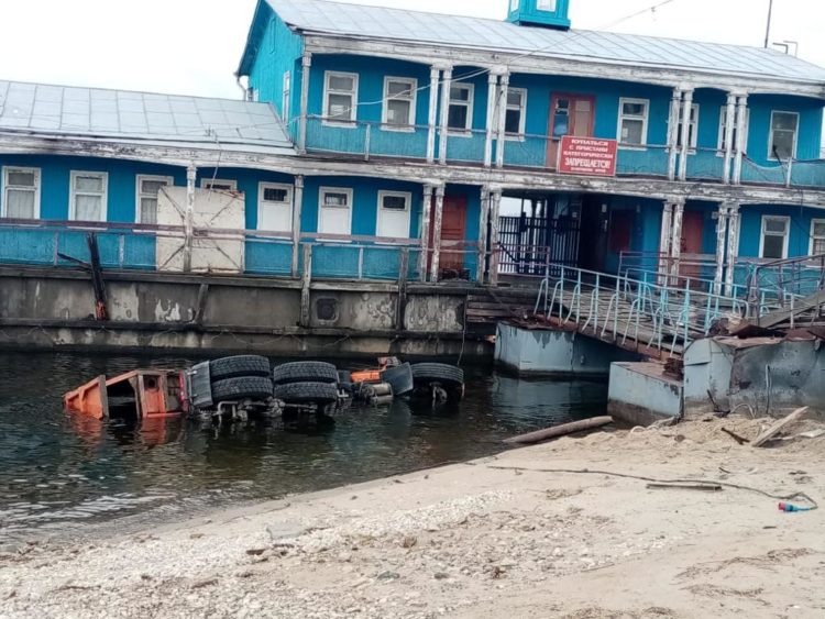 В Татарстане на паромной переправе КАМАЗ врезался в Audi, обе машины упали в воду