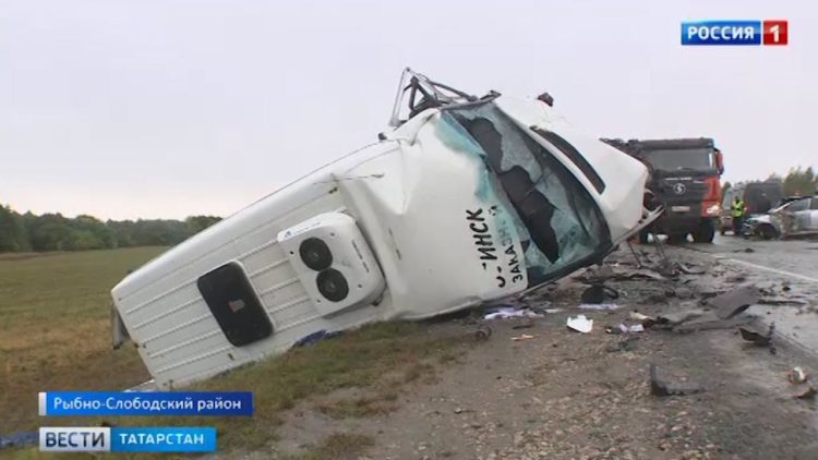 Страшная авария с микроавтобусом на трассе в Татарстане: последние подробности