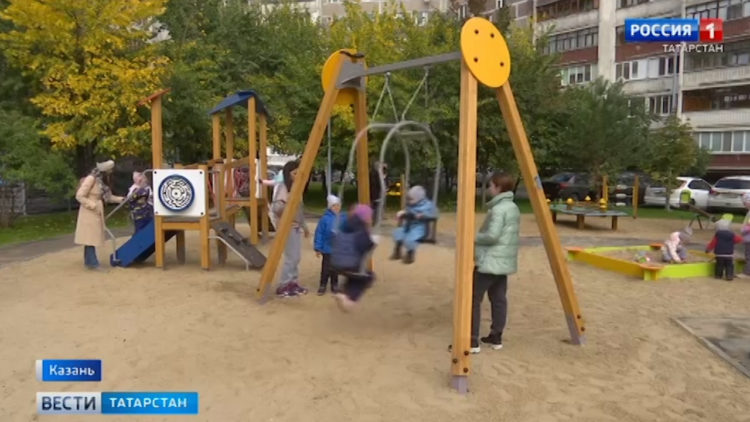 В казанском Азино по программе «Наш двор» отремонтировали детскую площадку и сквер «Звездный»
