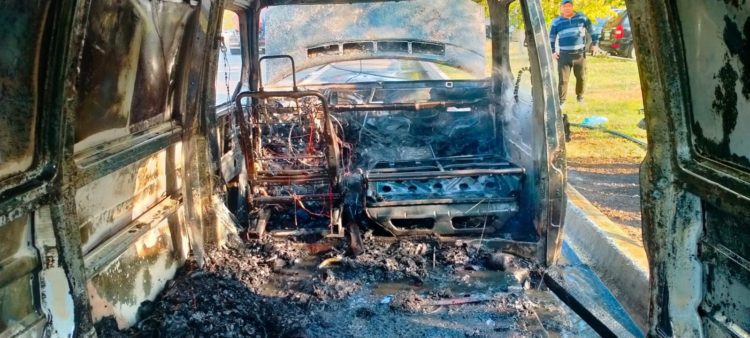 В Челнах за считанные минуты сгорел микроавтобус