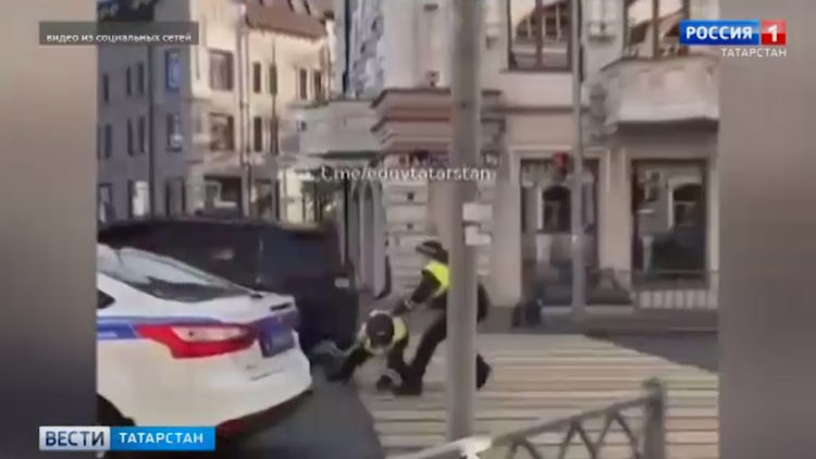 В отношении мужчины, сбившего инспектора ДПС в Казани, возбуждено три уголовных дела