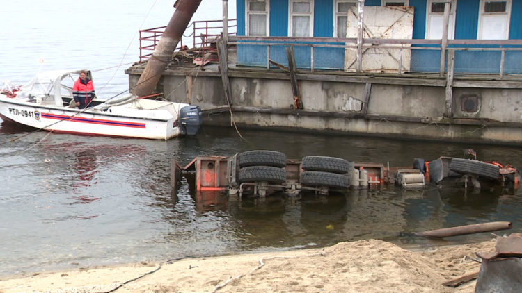 В Татарстане КАМАЗ снес в воду легковушку на переправе: последние подробности