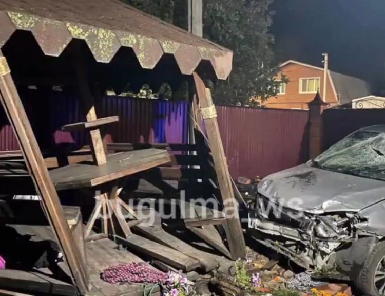 В Бугульме легковушка сбила пешехода и влетела в частный дом