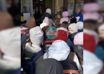 Родители учащихся челнинской школы №42 жалуются на давку во время пересменки