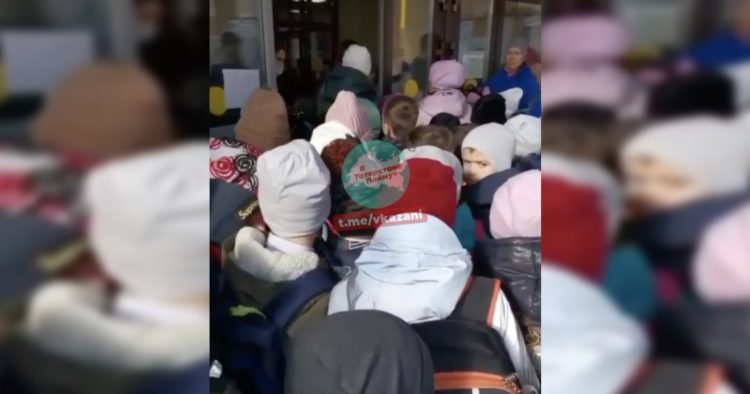 Родители учащихся челнинской школы №42 жалуются на давку во время пересменки