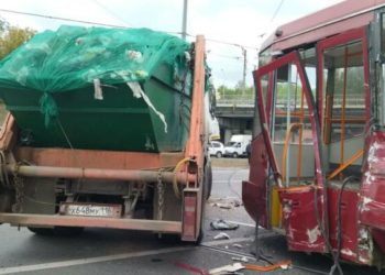 В Казани самосвал «КАМАЗ» протаранил трамвай