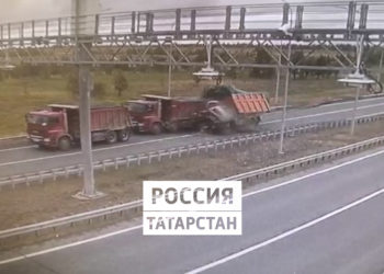 На видео попало, как «КАМАЗ» на скорости влетел в пару грузовиков на трассе в Татарстане