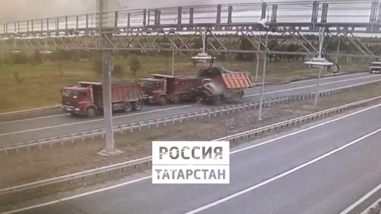 На видео попало, как «КАМАЗ» на скорости влетел в пару грузовиков на трассе в Татарстане