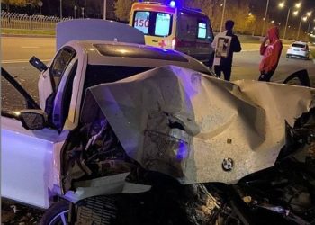 В Челнах водитель BMW снес остановочный павильон и влетел в столб