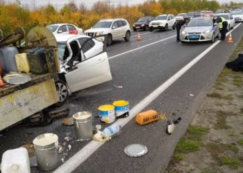 В Татарстане легковушка влетела в автомобиль дорожников, погиб один человек