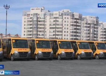 Рустам Минниханов вручил ключи от новых школьных автобусов