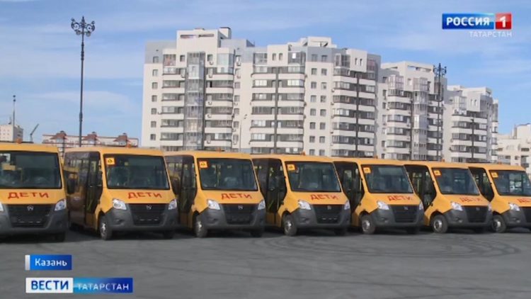 Рустам Минниханов вручил ключи от новых школьных автобусов