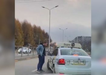 В Казани двое парней устроили разборки с таксистом посреди дороги