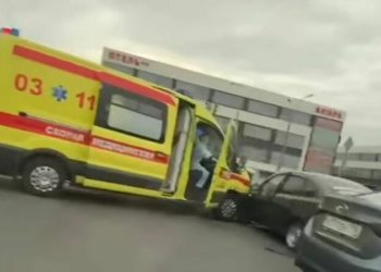 В Челнах карета скорой помощи столкнулась с легковушкой
