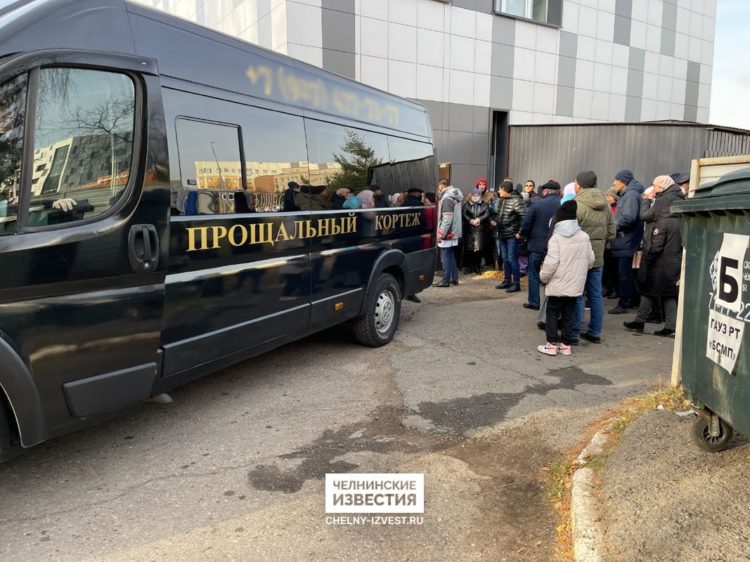 В Челнах простились с Аделиной Загриевой, погибшей при взрыве газа в жилом доме