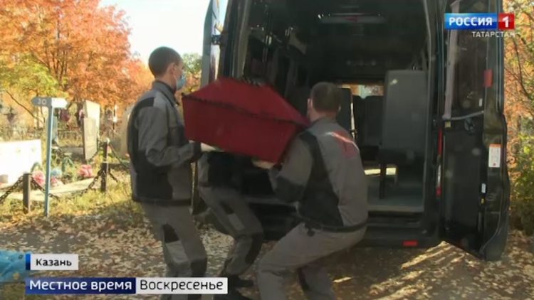 Очереди в моргах и на кладбищах: последствия роста смертности от коронавируса в Казани