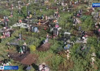 Тренинг с элементами ужаса: в Казани блогер предлагает подписчикам лечь в могилу