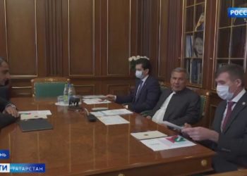 Рустам Минниханов вручил ключи от новых школьных автобусов