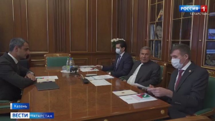 Рустам Минниханов вручил ключи от новых школьных автобусов