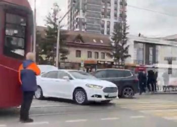 На трамвайных путях в Казани столкнулись две легковушки