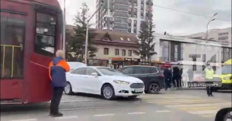 На трамвайных путях в Казани столкнулись две легковушки