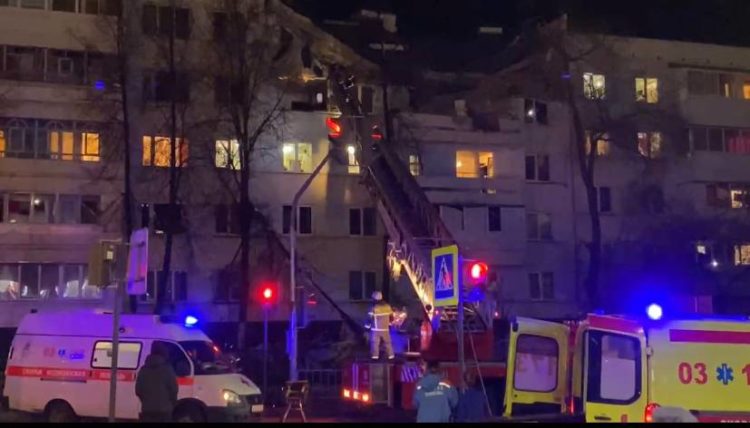 МЧС: на 4 этаже пятиэтажного жилого дома в Челнах взорвалась газовоздушная смесь