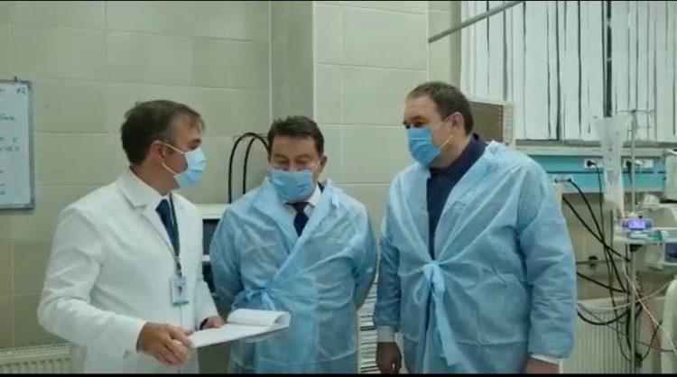 Премьер-министр РТ и глава Минздрава навестили пострадавших при обрушении дома