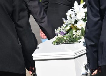 «У нас за трупы воюют»: Челнинские ритуальщки рассказали о захоронении умерших от коронавируса