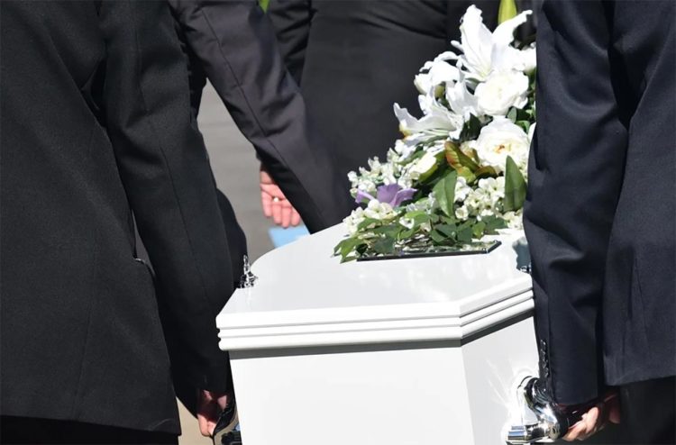 «У нас за трупы воюют»: Челнинские ритуальщки рассказали о захоронении умерших от коронавируса