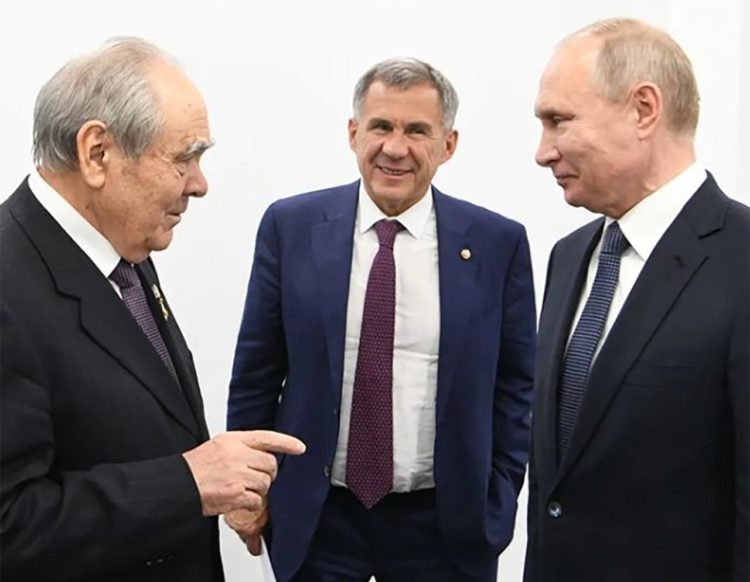 Рустам Минниханов поздравил Владимира Путина с днем рождения