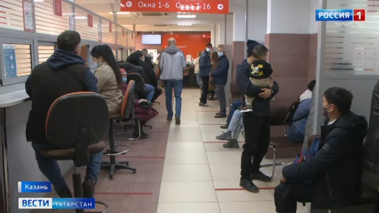 Казанцы провели часы ожидания в очередях, чтобы оформить QR-код