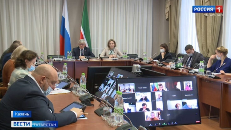 Казанцы провели часы ожидания в очередях, чтобы оформить QR-код