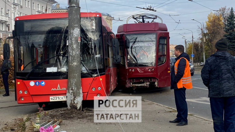 В Казани на перекрестке улиц Декабристов и Шамиля Усманова автобус протаранил трамвай