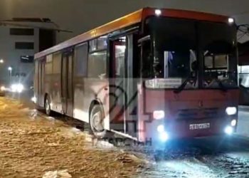 В Казани агрессивные парни ударили водителя автобуса «розочкой» в грудь