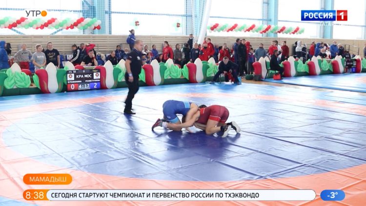 В казанском «Салават Купере» школьницы плели украшения из бисера, чтобы помочь бездомным щенкам