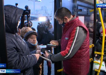 В транспорт по QR-кодам: как прошло утро первого дня с новыми ограничениями