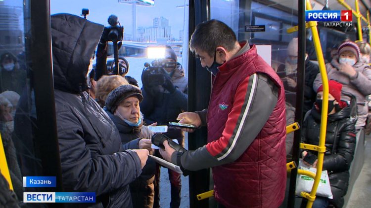 В транспорт по QR-кодам: как прошло утро первого дня с новыми ограничениями