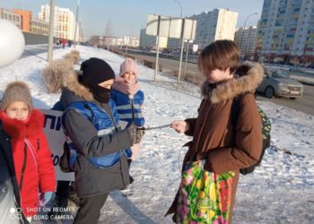 В Челнах школьники устроили акцию на месте, где сбили девочку