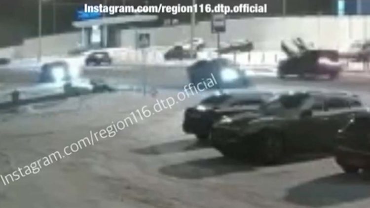 На видео попал момент, как в Казани иномарка насмерть сбила двоих человек