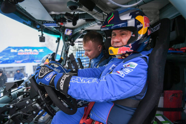 Рустам Минниханов протестировал новый спортивный грузовик «КАМАЗ»