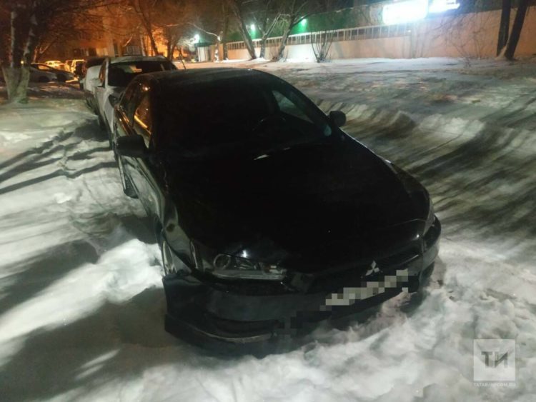 В Челнах водитель иномарки проехался по лежащему на трассе мужчине, а после скрылся с места ДТП