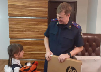 Сестренке героически погибшего челнинца Данила Садыкова подарили планшет
