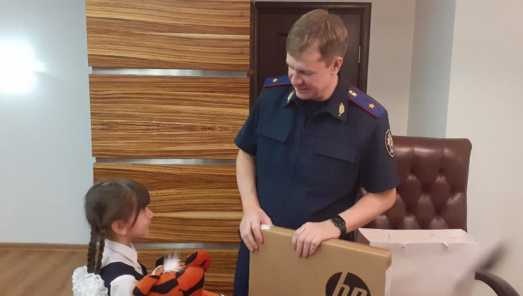 Сестренке героически погибшего челнинца Данила Садыкова подарили планшет