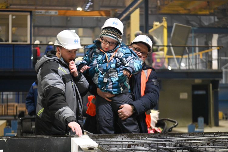 Минниханов исполнил мечту мальчика из Казани, пожелавшего посетить завод по производству пеноблоков