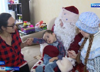 В Казани волонтеры и сотрудники соцзащиты вместе с Дедом Морозом навестили детей, попавших в сложную жизненную ситуацию