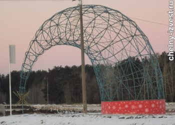 На ипподроме в Челнах установили падающую елку