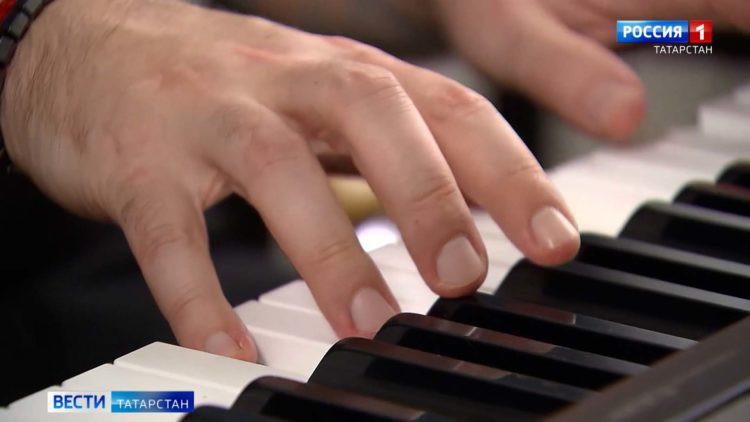 В Казани волонтеры и сотрудники соцзащиты вместе с Дедом Морозом навестили детей, попавших в сложную жизненную ситуацию