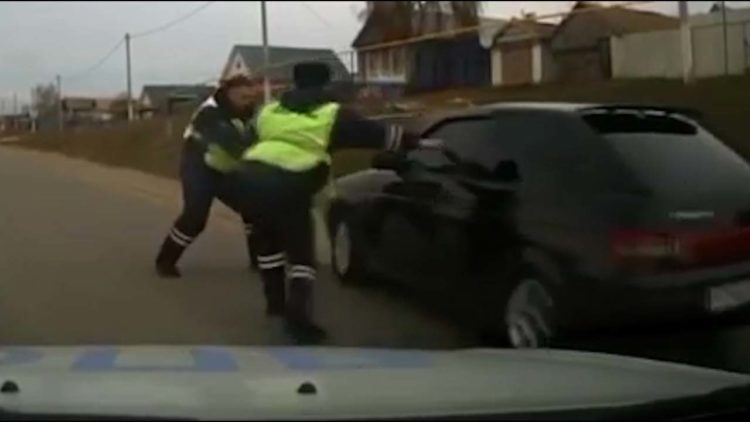 В Татарстане автоинспектору пришлось открыть огонь по автомобилю, чтобы остановить погоню